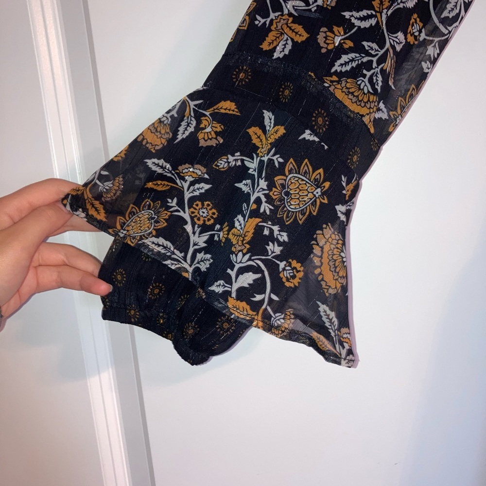 Chiffon dress with gold shiny threading. - Picture 4 of 5